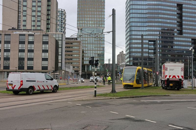 Sneltram ontspoort nabij Utrecht Centraal 